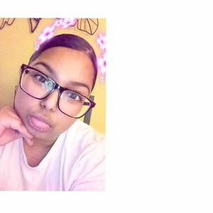 Meet your Posher, Larissa